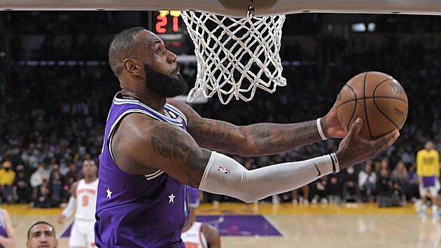 LeBron James z Los Angeles Lakers kouzlí pod košem.