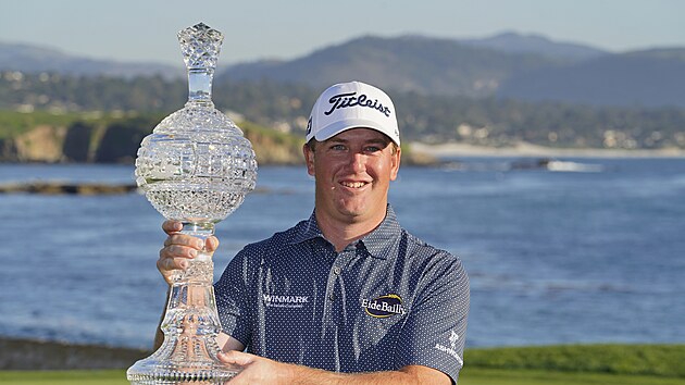 Tom Hoge s trofej pro vtze turnaje PGA Tour na hiti Pebble Beach Golf Links.