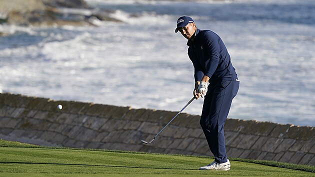 Jordan Spieth na osmnct jamce hit Pebble Beach Golf Links.
