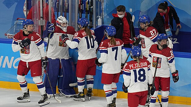 esk hokejistky opoutj led po porce s Japonskem v zkladn skupin olympijskho turnaje v Pekingu.