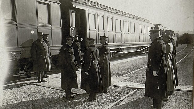 Csa Karel I. na ndra v Pule pi pivtn admirlem Eugenem von Chmelar a viceadmirlem Maxmilianm Negovjanem. V pozad csav adjutant princ Zdenko Lobkowitz. Fotografie pozena 9. nora 1917.