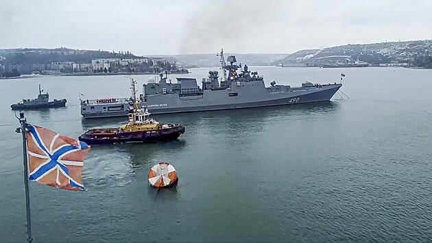 Ruská fregata Admirál Essen vyplouvá na vojenské manévry do Černého moře. (26. ledna 2022)