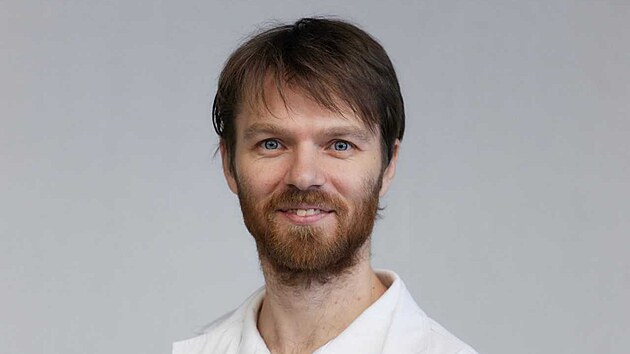 Rehabilita�n� l�ka� Peter Ol��k rozv�j� v d�tsk� l��ebn� Vesna metodu elektroakupunktury