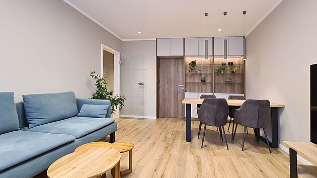 Vinylová podlaha s dekorem dřeva je příjemná na pohled i užívání, nábytek na míru umožnil materiálové propojení s dveřmi do pracovny.