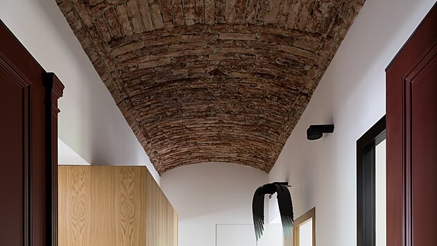 Ve vstupn sti je klenbov strop z pohledovho klenbovho zdiva (cihel).