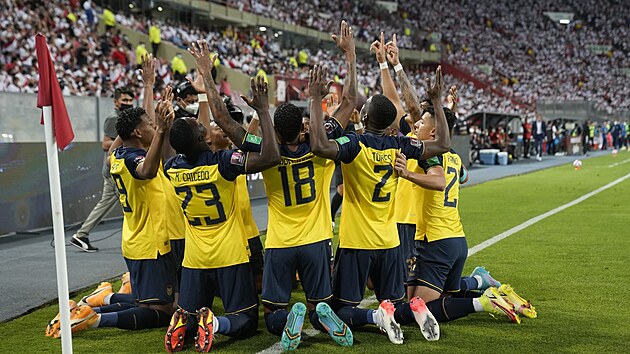 Fotbalist Ekvdoru slav gl Michaela Astrady v duelu s Peru.