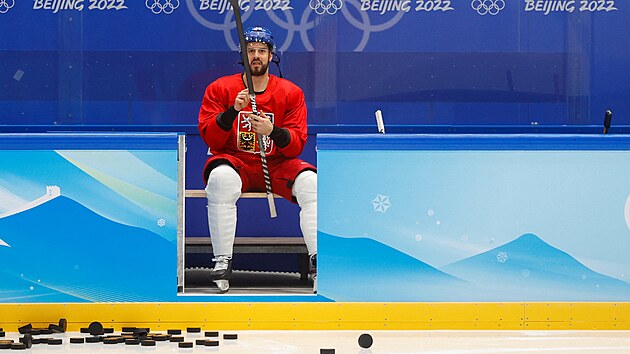 Hokejista Tom Hyka na trninku v djiti olympijskch her.