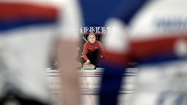 Norsk curlerka Kristin Skaslienov v zpase s eskem.