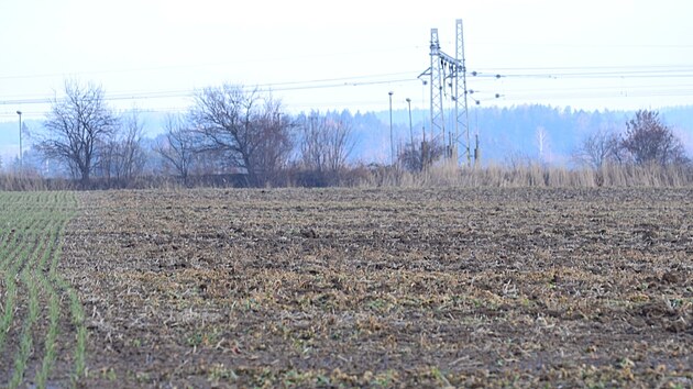 Zelen oset pole vlevo zna, kde bude konit zez potebn pro stavbu D35.