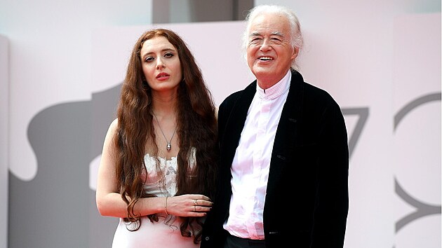Muzikant Jimmy Page a jeho partnerka Scarlett Sabetov� (2021)
