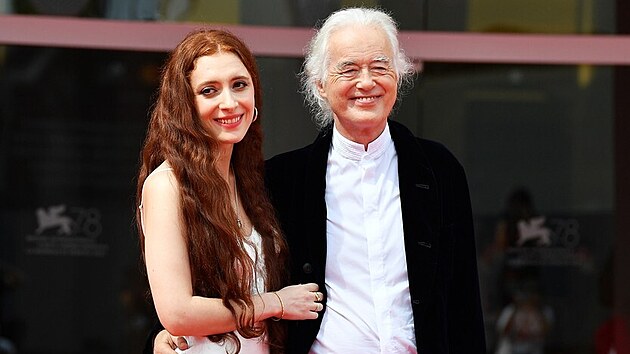 Muzikant Jimmy Page a jeho partnerka Scarlett Sabetov (2021)