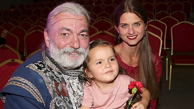 Daniel Hlka s manelkou Barborou a jejich dcerou Rozrkou (premira muziklu Robinson Crusoe v Divadle Na Maninch v Praze, 16. z 2021)