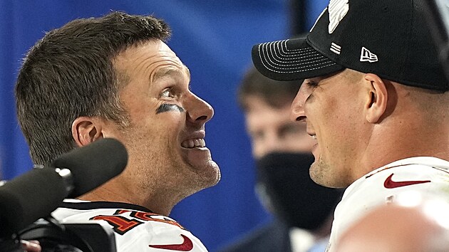 Tom Brady (vlevo) a Rob Gronkowski po vítězství v Super Bowlu s Tampa Bay Buccaneers