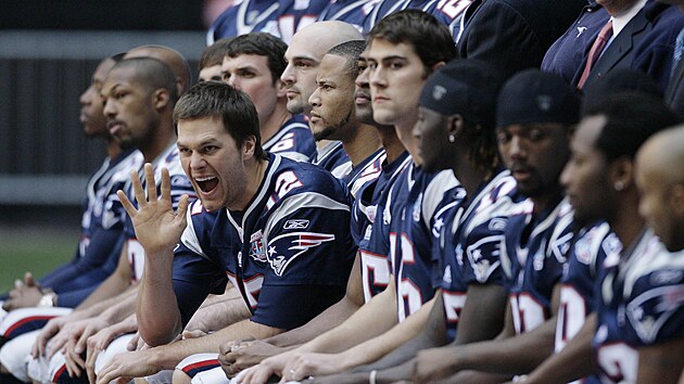 Tom Brady vystupuje z ady pi focen New England Patriots v roce 2008.