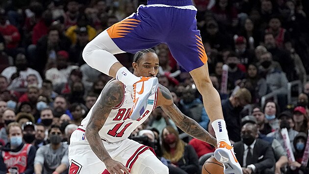 DeMar DeRozan z Chicago Bulls v zpase s Phoenix Suns dostal do vzduchu Devina Bookera.