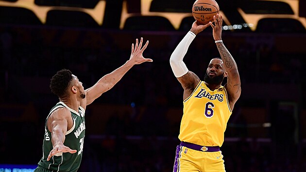 LeBron James (6) z Los Angeles Lakers chystá střelu na koš Milwaukee Bucks, ubránit se ho pokouší Jans Adetokunbo.