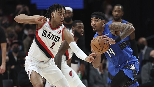 Gary Harris (vpravo) z Orlando Magic to v zpase s Portland Trail Blazers, brn ho Trendon Watford.