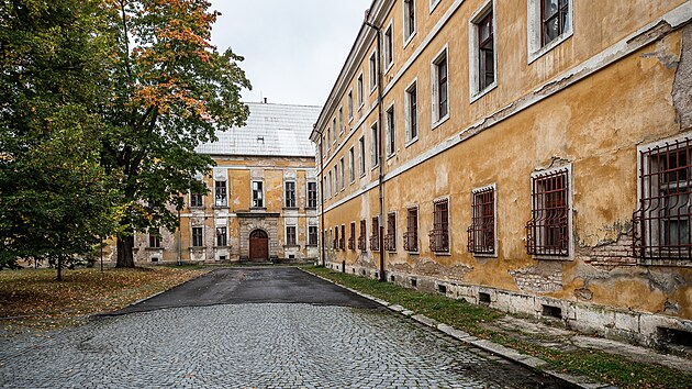 Masarykovo nmst v Josefov, vpravo jsou tvercov kasrna, v pozad vojensk nemocnice. (12. jna 2021)