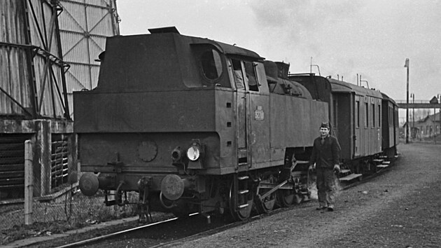 Lokomotiva 327.002 v ele osobnho vlaku do Vtkovic ve stanici Svinov VZD (Ostrava Poruba), 25. 12. 1967
GPS: 49.8209836N, 18.2112106E