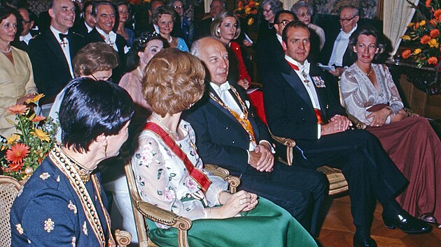 panlsk krlovna Sofia (s ervenou erpou) a krl Juan Carlos I. na nvtv Nmecka v roce 1977