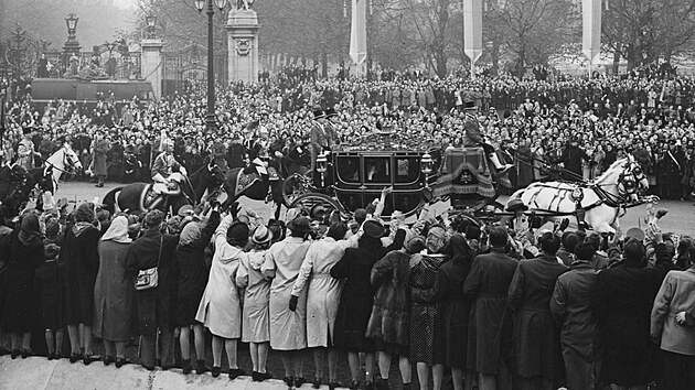 Princezna Al�b�ta coby nev�sta a kr�l Ji�� VI. na cest� do Westminstersk�ho opatstv� (Lond�n, 20. listopadu 1947)