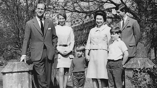 Princ Philip, princezna Anna, princ Edward, krlovna Albta II., princ Andrew a princ Charles na zmku Frogmore ve Windsoru v dubnu 1968
