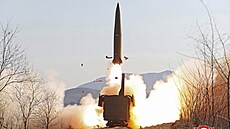 Severní Korea odpálila z vlaku raketu krátkého doletu KN-23 (15. ledna 2022) 