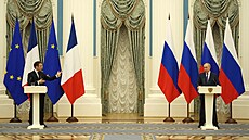 Francouzský prezident Emmanuel Macron (vlevo) a ruský prezident Vladimir Putin...