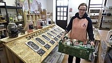 Jana Jechová v chebském bezobalovém obchod� Neobal.