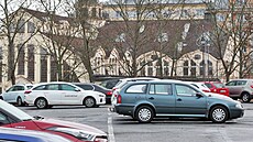 Placené ve�ejné parkovi�t� ve Var�avské ulici v centru Karlových Var�.