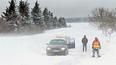Silnice na Božím Daru byla kvůli silnému větru zavátá sněhem a místy zcela...