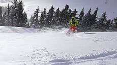 Instruktor nás vodil na mén vyuívané okraje sjezdovek, které od rána zapadaly...