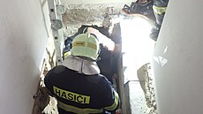 Hasi�i na Opavsku zachra�ovali uvázlého mu�e ve sklep� domu. (5. února 2022)