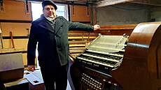 Varhaník a hudebník Jan Gottwald. Rozebraná hrací �ást slavných Englerových...
