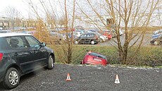 �idi�i v Mohelnici na parkovi�ti sklouzla noha z brzdového pedálu a auto sjelo...
