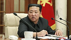 Severokorejský v�dce Kim �ong-un na zasedání Úst�edního výboru vládnoucí...