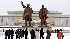 Lidé navtvují sochy bývalých severokorejských vdc v Pchjongjangu u...
