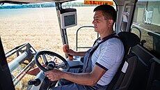 Řidič kombajnu sklízí v Luhanské oblasti úrodu pšenice. (13. července 2021) | na serveru Lidovky.cz | aktuální zprávy