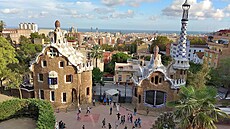 Dalí klenot od Gaudího. Park Güell je rozlehlý park nad Barcelonou na svahu...