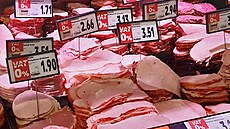 Levné uzeniny z chladicích box v polském supermarketu Kaufland mizely rychle i...