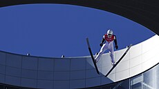 Skokan Filip Sakala bhem olympijské kvalifikace v Pekingu 2022.(5. února 2022)