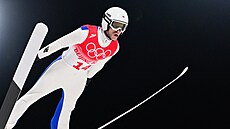 Skokan Roman Koudelka bhem olympijského finále v Pekingu 2022. (6. února 2022)