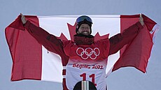 Kanadský dritel zlaté medaile Max Parrot slaví bhem slavnostního pedávání...