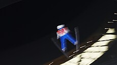 Klára Ulrichová v závodu smíených drustev ve skocích na lyích na ZOH v...