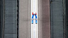 Klára Ulrichová v závodu smíených drustev ve skocích na lyích na ZOH v...