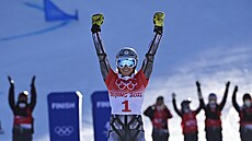 Zlatá olympijská vítzka Ester Ledecká bhem kvtinového ceremoniálu v Pekingu...