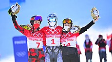 Zlatá olympijská vítězka Ester Ledecká během květinového ceremoniálu v Pekingu...