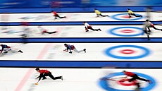 Curling - týmy se ped zápasem rozcviují na ZOH v Pekingu 2022. (9. února 2022)