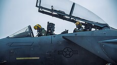 Letoun F-15E amerických vzdušných sil na základně v estonském Amari