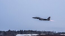 Letoun F-15E amerických vzduných sil na základn v estonském Amari